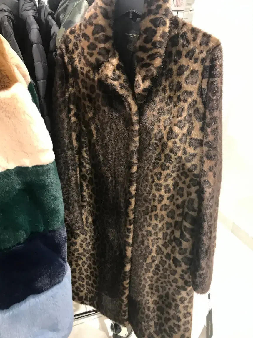 DKNY 다나캐런뉴욕 레오파드 FAUX FUR 코트